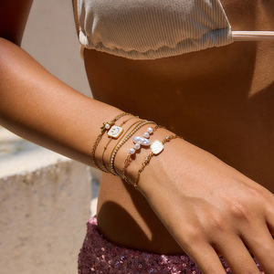 Conjunto de pulsera de cadena dorada con perla y dije de sonrisa para mujer, para uso diario. - Product Image 3