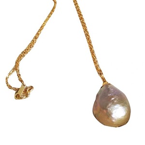 Collier en perles de forme baroque naturelle enveloppé d'or 14 carats avec peinture à l'huile colorée, style simple et élégant de palais - Product Image 3