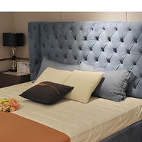 Lit double capitonné de luxe moderne de style italien avec rangement, disponible en tailles King et Queen, par un fabricant spécialisé.