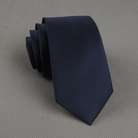 Cravates en polyester fines et unies de 6 cm pour hommes, style classique professionnel, couleur unie, design de logo étroit, emballées dans des boîtes cadeaux – Vente en gros