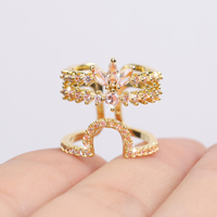 Bijoux de luxe pour femmes avec une bague en zircon à double couche de style couronne, idéale pour un cadeau de mariage dans un lieu haut de gamme
