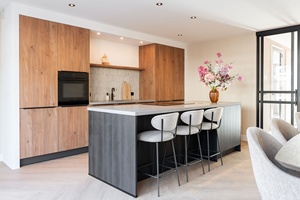 <span class=keywords><strong>Cuisine</strong></span> moderne, finitions en bois naturel, quincaillerie noire mate, étagères ouvertes, bois clair, îlot en béton - Product Image 2