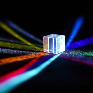 Cube prismatique en verre optique à six faces, blanc brillant et coloré, pour la combinaison de lumières et la création de vitraux - Product Image 1