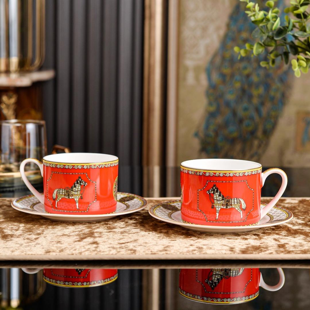 Taza y plato doble, color rojo.