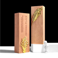 Trophée de récompense en verre de cristal gravé au laser, plaques 3d logo d'or, trophée en bois avec base