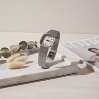 Montre minimaliste de luxe pour femme, en acier inoxydable, bracelet en maille, design carré, mouvement à quartz, logo personnalisé