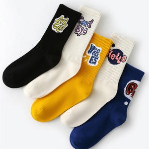 Chaussettes rouges à logo R Respect, tricotées jacquard, style décontracté, pour le printemps - Product Image 5
