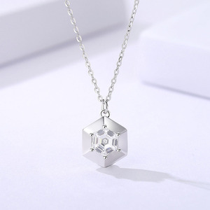 Collier Pendentif Cube Géométrique Creux en Argent Sterling S925, Simple et Unique, pour Femme, Tenue Quotidienne, Cadeau Élégant, Chaîne de Clavicule - Product Image 3