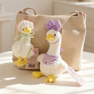 Peluche <span class=keywords><strong>Zoe</strong></span> Canard Assis Adorable avec Tenue et Sac à Bavette - Rembourrage en Coton PP, Peluche Douce, Plusieurs Tailles, Canard en Peluche Moelleux - Product Image 4
