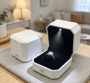 Boîte carrée en PU blanc mat haut de gamme, faite à la main, avec fermeture magnétique, doublure en velours noir, couvercle rabattable, éclairage LED intégré - Product Image 6