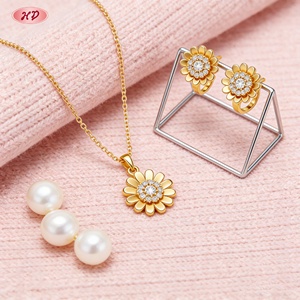 เครื่องประดับเฮงเตี้ยน ชุดเครื่องประดับแฟชั่นชุบทอง 18K จี้รูปดอกเดซี่และแหวนเปิดประดับเพชรซิคอนเกรด AAA ขายส่งสำหรับผู้หญิง เหมาะสำหรับใส่เดท/งานปาร์ตี้ - Product Image 4