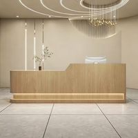 Bureau de réception moderne personnalisé de style crème avec design angulaire et éclairage LED pour spa, salon de beauté, boutique