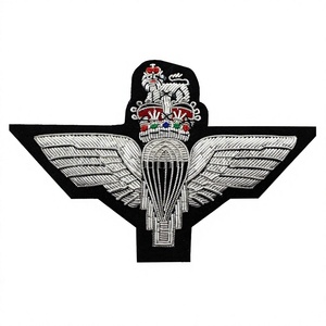 ROYAL BADGE Tissu émaillé brodé à la main Feutre métallique Badge nominatif à coudre Logo personnalisé Design 3D pour sacs Taille personnalisée - Product Image 1