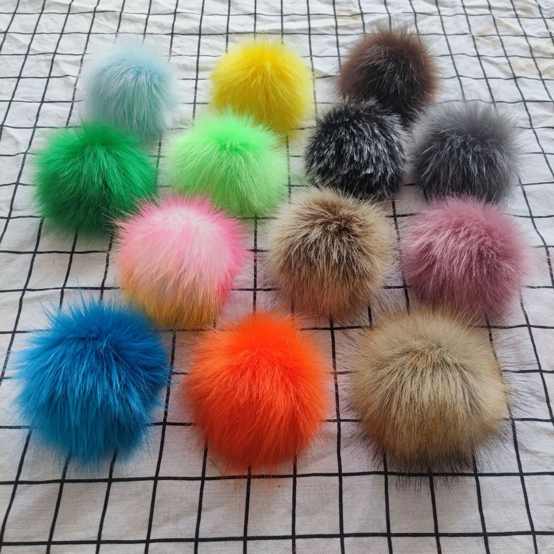 Made In China 7cm Faux Fur Pom Poms Faux Rabbit Fur Pompoms With Elastic Rubber Bands