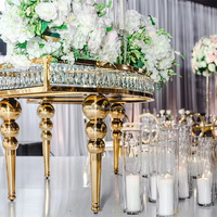 Table serpentine en verre avec pieds en acier inoxydable et décoration en cristal pour mariage