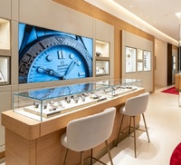 Comptoir d'exposition de montres élégant et moderne, vitrine en bois clair et verre pour la vente de montres de luxe