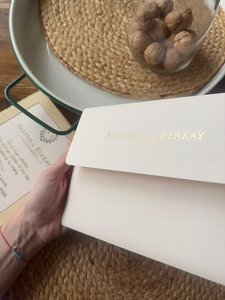 Tarjeta de Invitación de Boda de Lujo con Marco de Terciopelo Crema Personalizado, Papel Dorado y Sobre Grueso con Hoja de Oro - Product Image 4