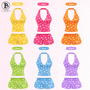 Completo da donna a 2 pezzi con pantaloncini a pois e top con scollo all'americana, personalizzabile con logo, e fascia coordinata - Vendita all'ingrosso - Product Image 1