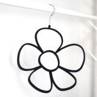 Cintres en velours noir d'approvisionnement d'usine forme de fleur peu encombrante 5 trous ronds ceinture de cravate écharpe cintres