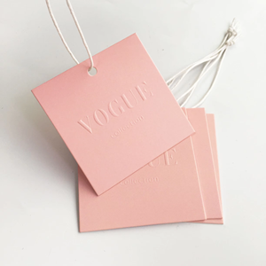 ป้ายห้อยเสื้อผ้า รองเท้า กระเป๋า แบบสวิง ทำจากกระดาษสีชมพู เป็นมิตรกับสิ่งแวดล้อม พิมพ์โลโก้แบรนด์แบบนูนตามสั่ง - Product Image 3