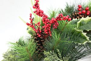 Nueva Llegada: Corona Navideña Artificial Personalizada para Interiores con Bayas Rojas y Piñas, Ecológica - Product Image 4