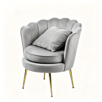 Fauteuil élégant gris en velours, design moderne à volants, fauteuil d'appoint de luxe avec pieds dorés pour la maison, le café ou l'art.