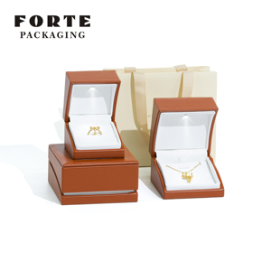 FORTE Cadena Serpiente, Caja de Joyería de Cuero al por Mayor, Caja para Anillos con Luz LED - Product Image 5