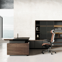 Bureau de direction en bois massif brun, design moderne et luxueux, sur mesure, pour PDG, directeur ou patron, avec design modulaire.