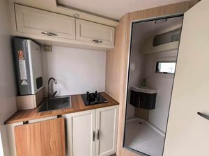 Caravana de Viaje Moderna y Ligera para 4 Personas, Directo de Fábrica, con Cocina y Baño Completos para Viajes Familiares - Product Image 5