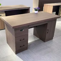 Bureau de direction moderne à double piétement avec tiroir intégré, panneau acoustique de confidentialité et serrure, idéal pour les administrations universitaires et les bureaux élégants