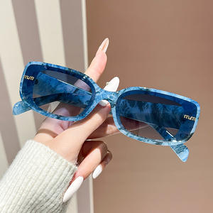 2025 nuova moda di tendenza <span class=keywords><strong>occhiali</strong></span> da sole rettangolari stampati blu da donna retrò con montatura spessa <span class=keywords><strong>occhiali</strong></span> da sole da uomo <span class=keywords><strong>M</strong></span> Design lettera Gafas De Sol - Product Image 2