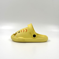 Sabots pour enfants style requin jaune en gros, prix d'usine, chaussures de jardin en EVA légères, sandales de plage antidérapantes pour tout-petits