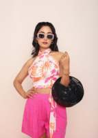 Ensemble coordonné pour femmes, haut plissé à enrouler autour du corps avec short, tenue élégante en deux pièces avec un design élégant, look tendance et confortable