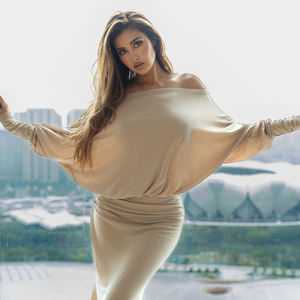 Elegante Vestido de Fiesta con Hombros Descubiertos, Color Sólido Otoñal, Falda Larga Drapeada, Diseño Bodycon con Parches - Product Image 1