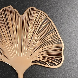 Marque-page en métal plaqué or rose personnalisé en usine, motif feuille de Ginkgo ajouré, commande en gros pour cadeaux de mariage et de remise de diplôme - Product Image 3