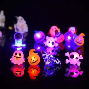 SC 2024 New Fashion Cool Pumpkin Skull Bat Finger Rings Creative Halloween Light Up Finger Rings Halloween Prom Party