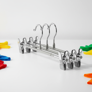 Perchas de Metal para Pantalones Lavinia con Clips, Perchas de Acero Inoxidable para Ropa, Perchas Ahorradoras de Espacio para Faldas con Clips Ajustables - Product Image 1