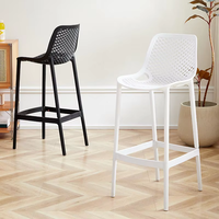 Tabouret de bar extérieur moderne en polypropylène noir de qualité supérieure avec repose-pieds