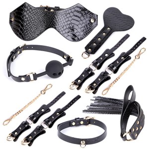 Il Set di attrezzi Bondage in pelle Sexy da 7 pezzi portatile per coppie include frusta per rilegare il letto del grillo del piede della <span class=keywords><strong>mano</strong></span> per flirtare - Product Image 1