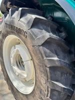 Tracteur Lovol 1104, doté d'un design moderne, d'un moteur puissant, d'une cabine de conduite confortable et d'une livraison rapide pour les agriculteurs.