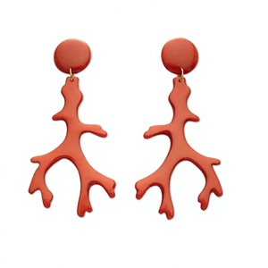 Boucles d'oreilles créoles fantaisie en résine acrylique forme corail, bijoux de luxe pour femme, motif végétal rouge, boucles d'oreilles tendance - Product Image 1