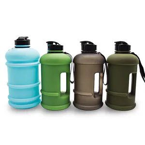 Bottiglie d'acqua di colore nero/verde militare in stile opaco da 1,3 litri con logo personalizzato