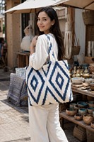 Sac fourre-tout en coton indigo ikat tissé à la main avec logo personnalisé, motif diamant artisanal, toile organique réutilisable, sac à bandoulière pour tous les jours