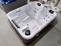Bain à remous extérieur moderne en acrylique blanc autoportant avec fonction massage, douche intégrée et accès facile