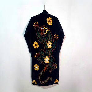 เสื้อแจ็คเก็ตกำมะหยี่ปักลายเสือสีดำแบบซูซานีดั้งเดิม สัมผัสแห่งความหรูหรา เสื้อคลุมฤดูหนาวสุดโดดเด่น ของขวัญสำหรับเธอ - Product Image 1