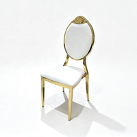 Chaise de mariage en acier inoxydable doré avec dossier sculpté en forme de couronne et médaillon ovale, revêtement en cuir blanc pour banquet