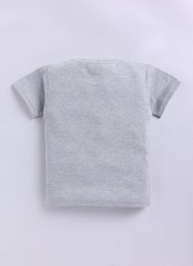T-shirt pour garçons en coton pur imprimé, couleur gris, avec un design graphique cool sur le thème du skateboard, impression typographique élégante, t-shirt doux - Product Image 2