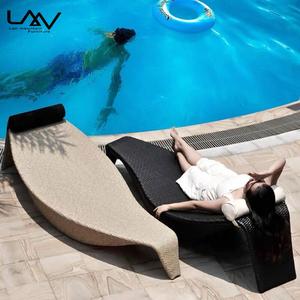 Chaise longue de jardin moderne en rotin tressé avec cadre en aluminium pour patio, hôtel, piscine - Product Image 4