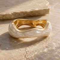 Nouvel ensemble de bracelets en émail nude, bijoux de luxe discret, bracelet plaqué or beige, manchette minimaliste PVD, bijoux inaltérables pour femme