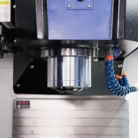 Centre d'usinage vertical CNC haute précision MV-856 avec rails linéaires pour le fraisage de pièces métalliques, déplacement XYZ 800/560/560 mm